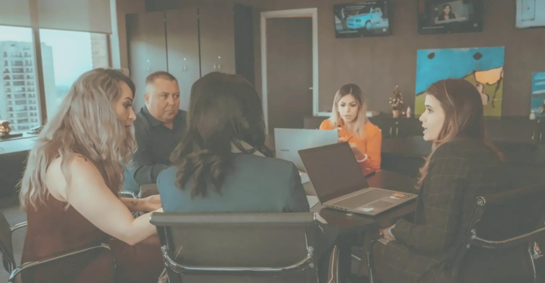 Sesión de trabajo grupal sobre gestión financiera